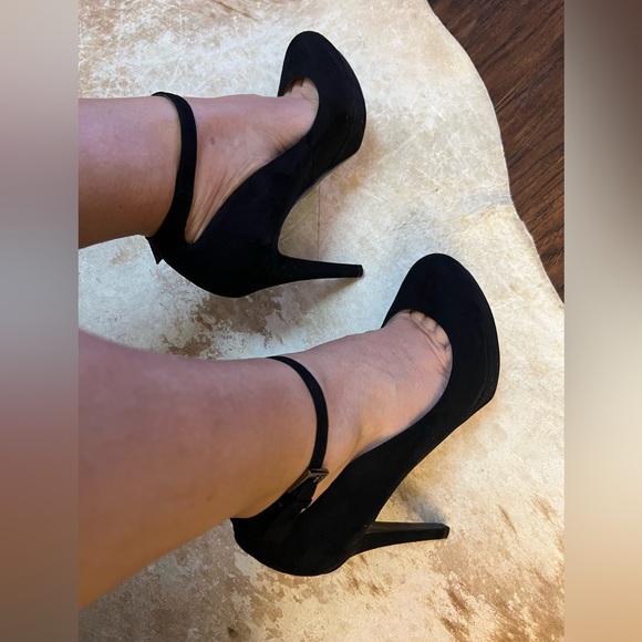 GUESS Pumps - Picture 3 of 10